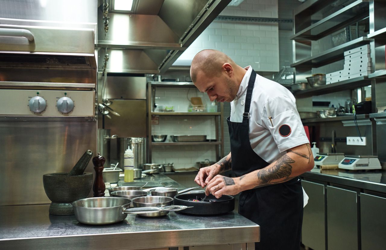 chef de cozinha trabalhando sozinho