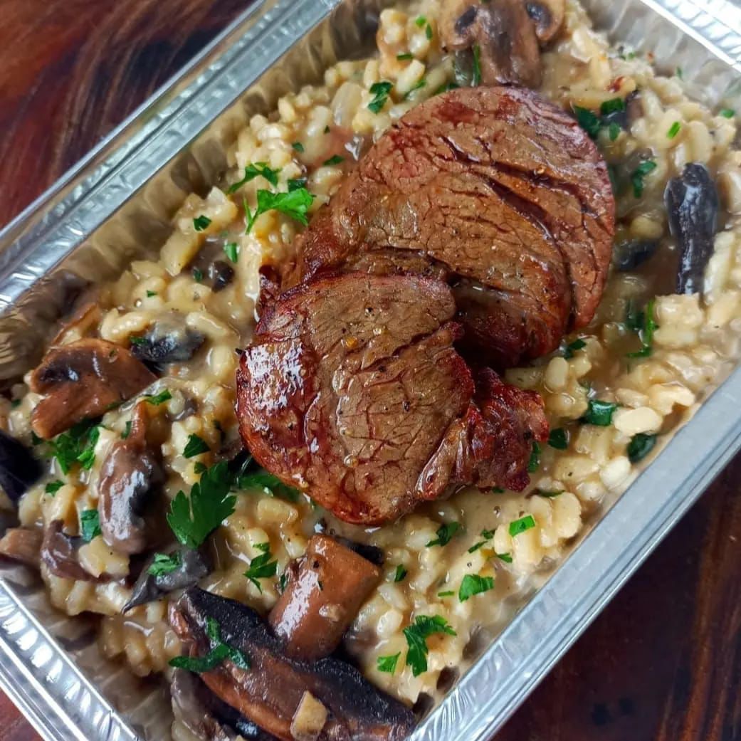 File mignon com risoto do Restaurante Pimenta Rosa Gastronomia de Vinhedo - São Paulo da Chef Elisa Raimondi.