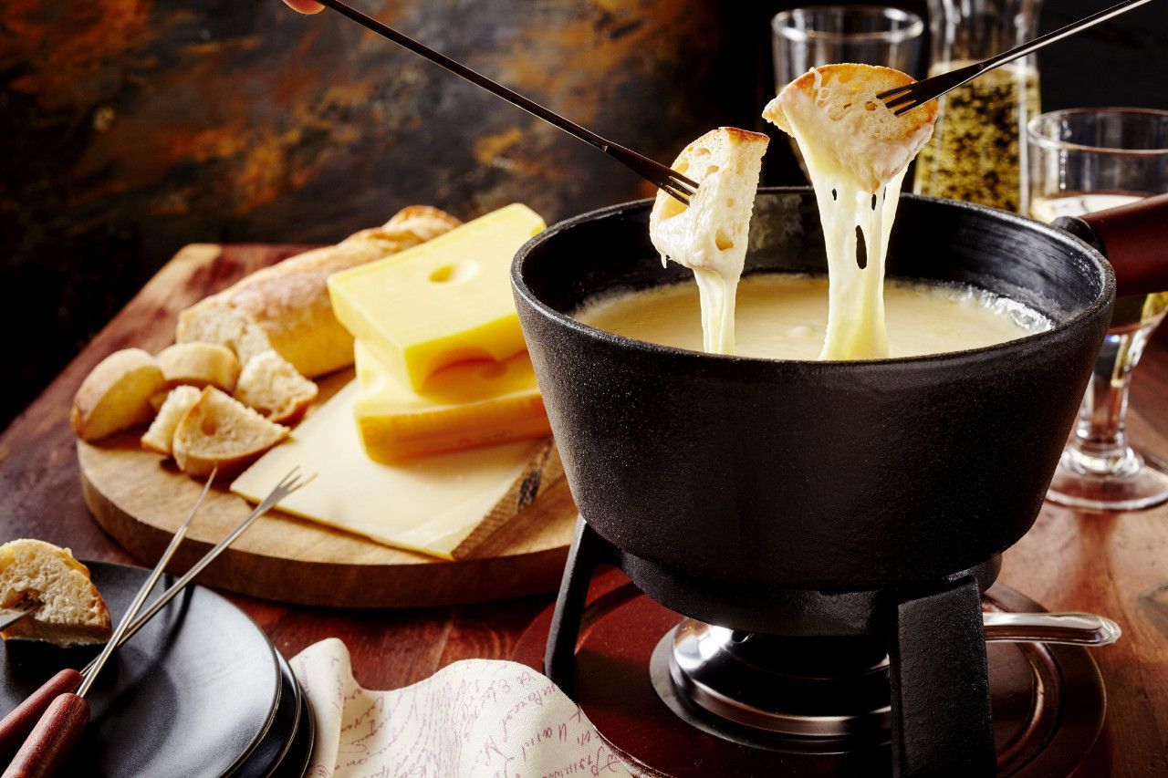 fondue de queijo com acompanhamentos