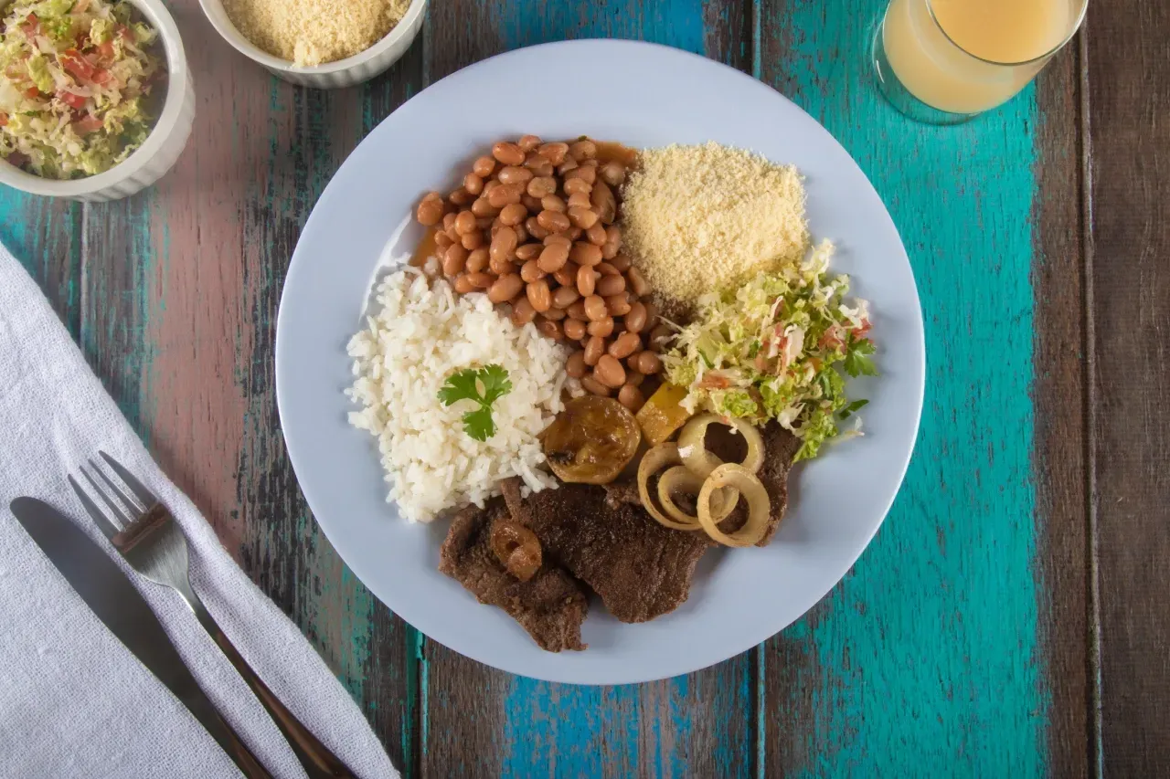 Prato tradicional brasileiro com guarnição de arroz, feijão e salada.