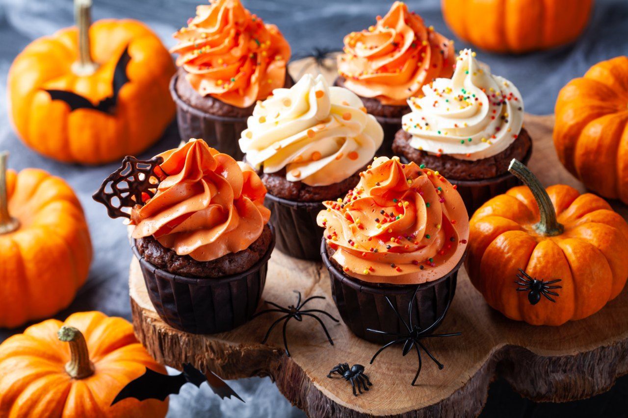 cupcakes decorados com glacê laranja e tema Halloween