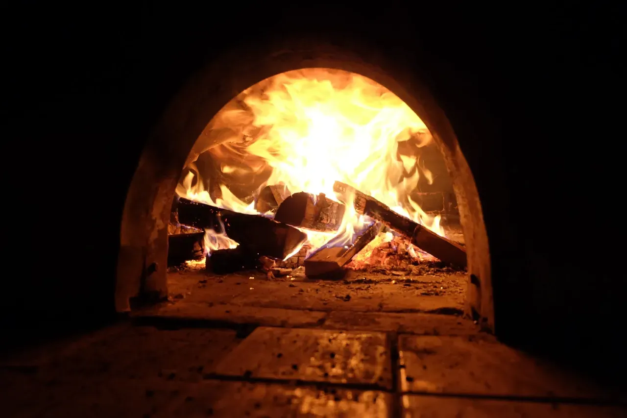 forno de alvenaria com lenha em chamas