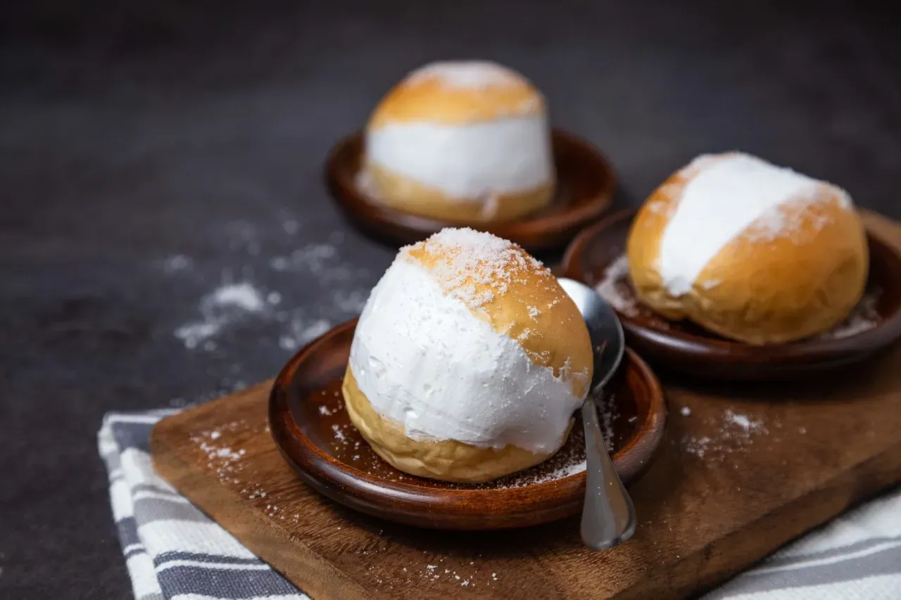 maritozzo sobre tábua de madeira