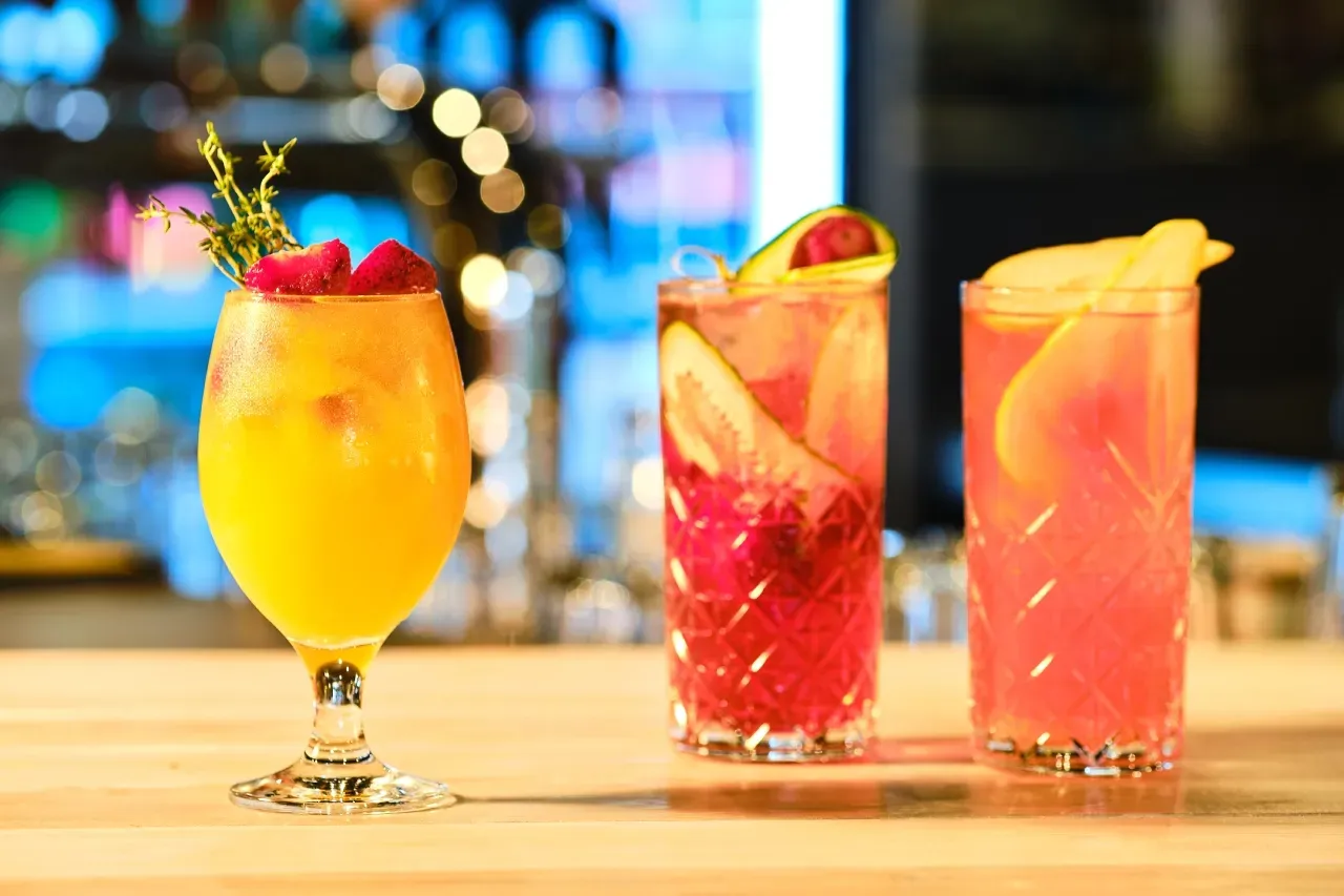 Três tipos diferentes de bebidas estão em um bar.