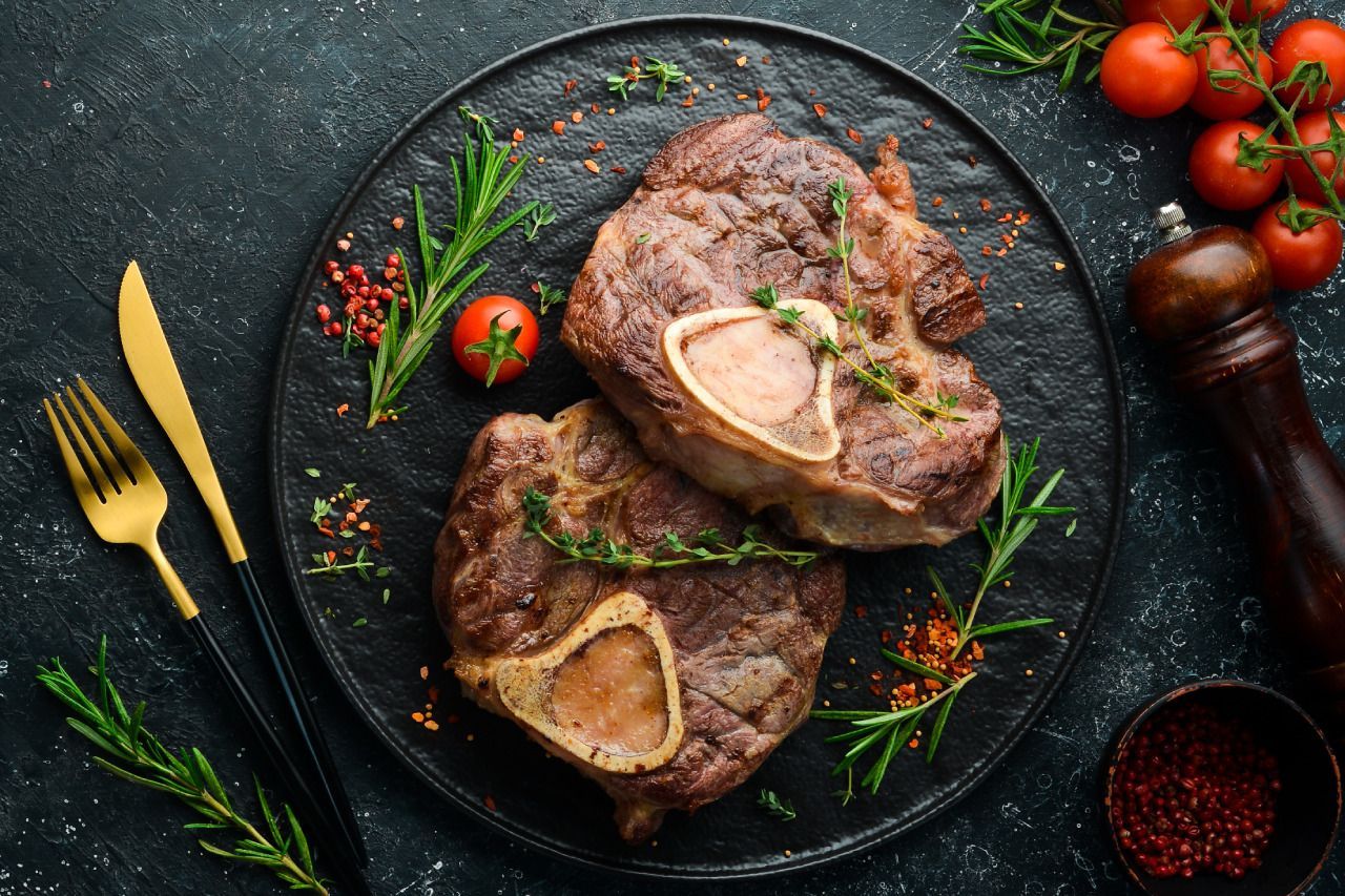 Ossobucos assados sobre cerâmica escura