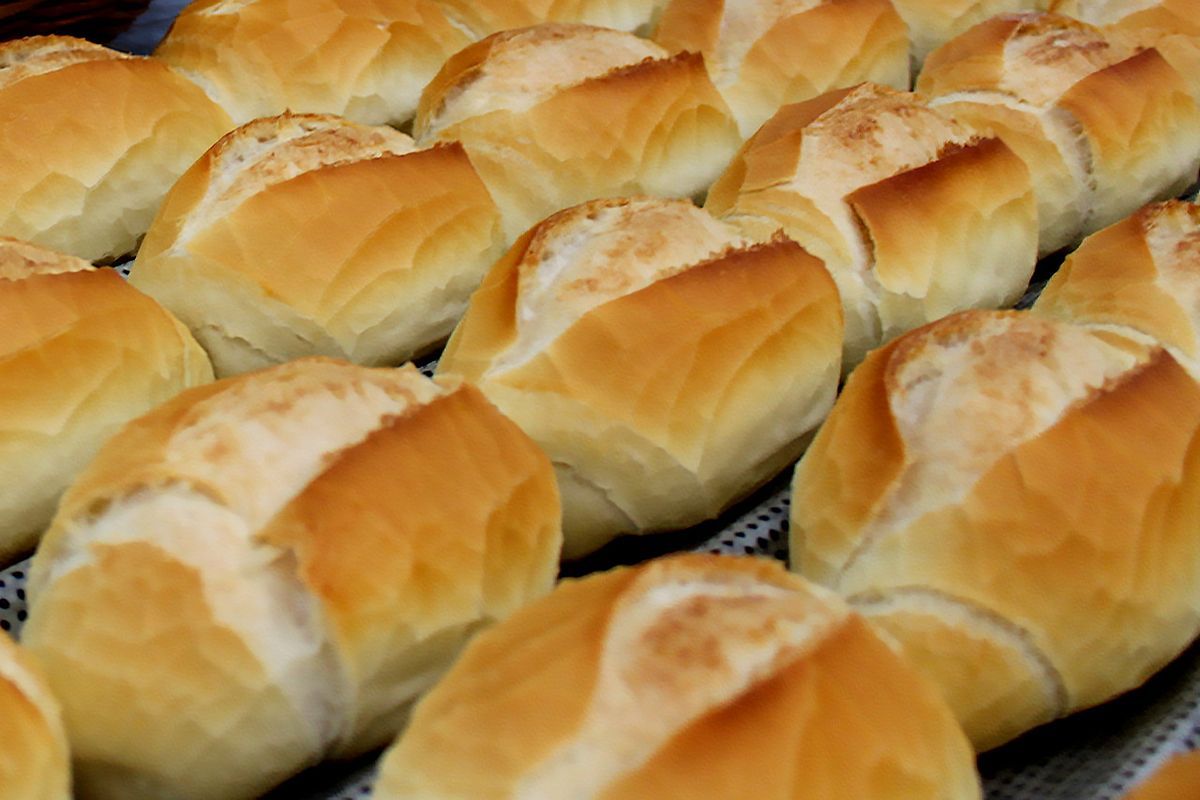 Um monte de pães estão em cima uns dos outros