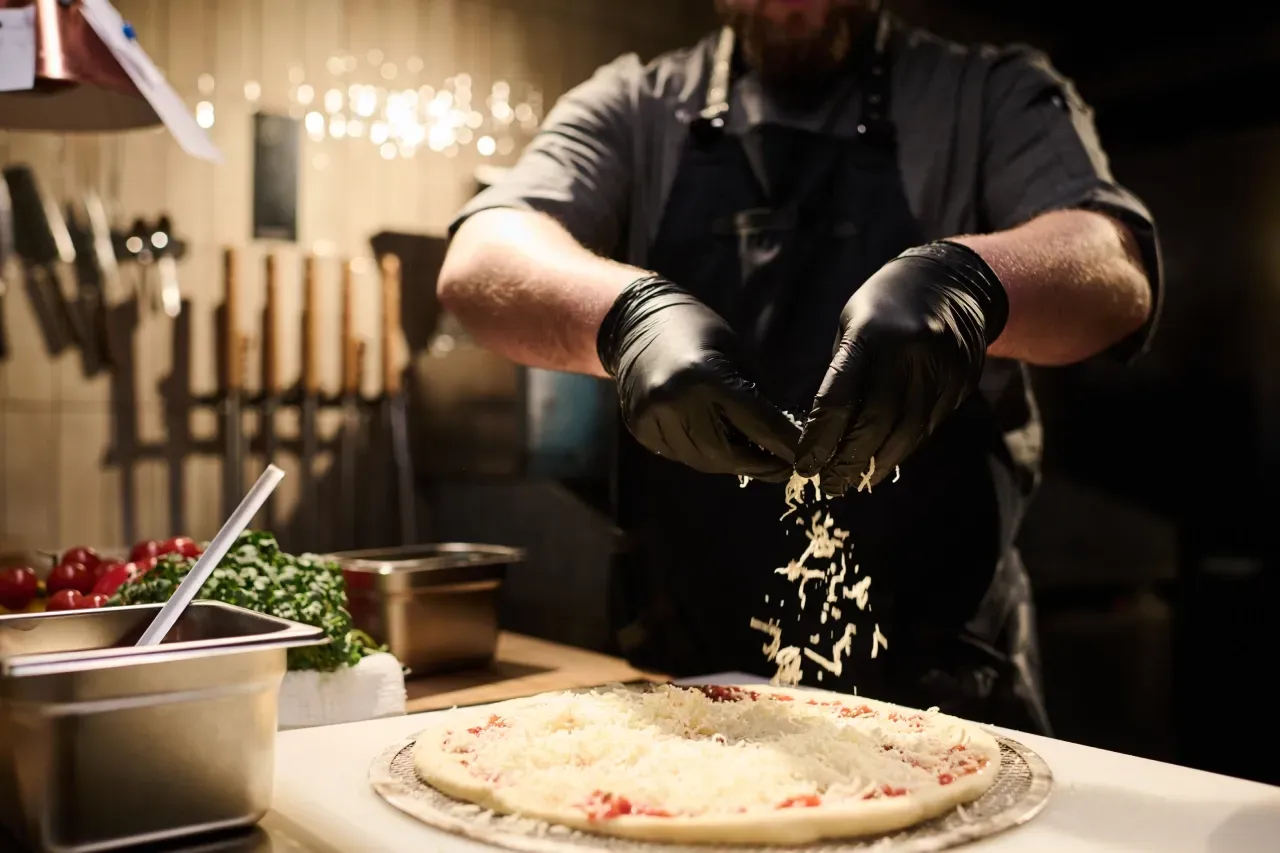 pizzaiolo preparando pizza