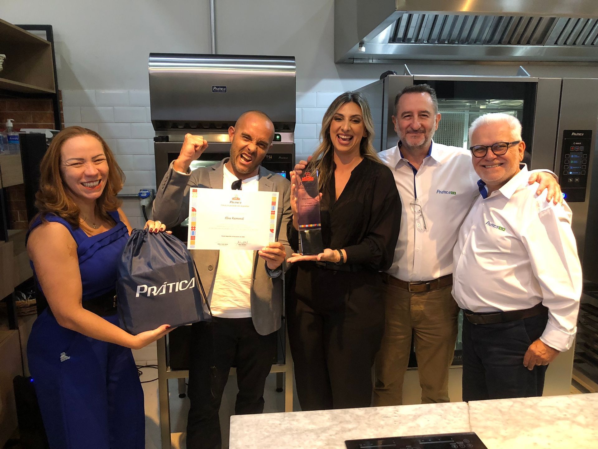 Chef Elisa Raimondi e sócio Alexandre Prudêncio na premiação do Desafio Prática na filial da empresa em Pinheiros - SP.