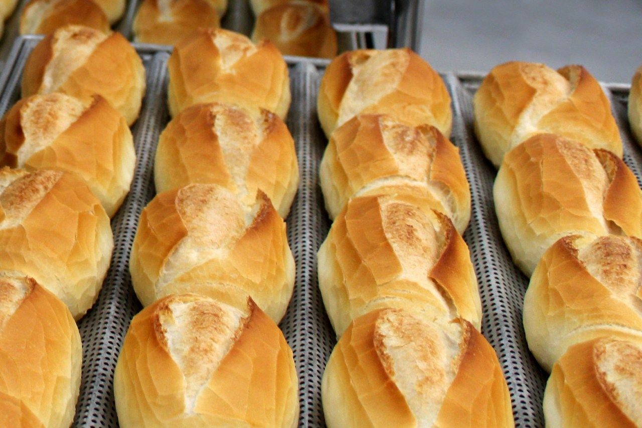 pães franceses em assadeira