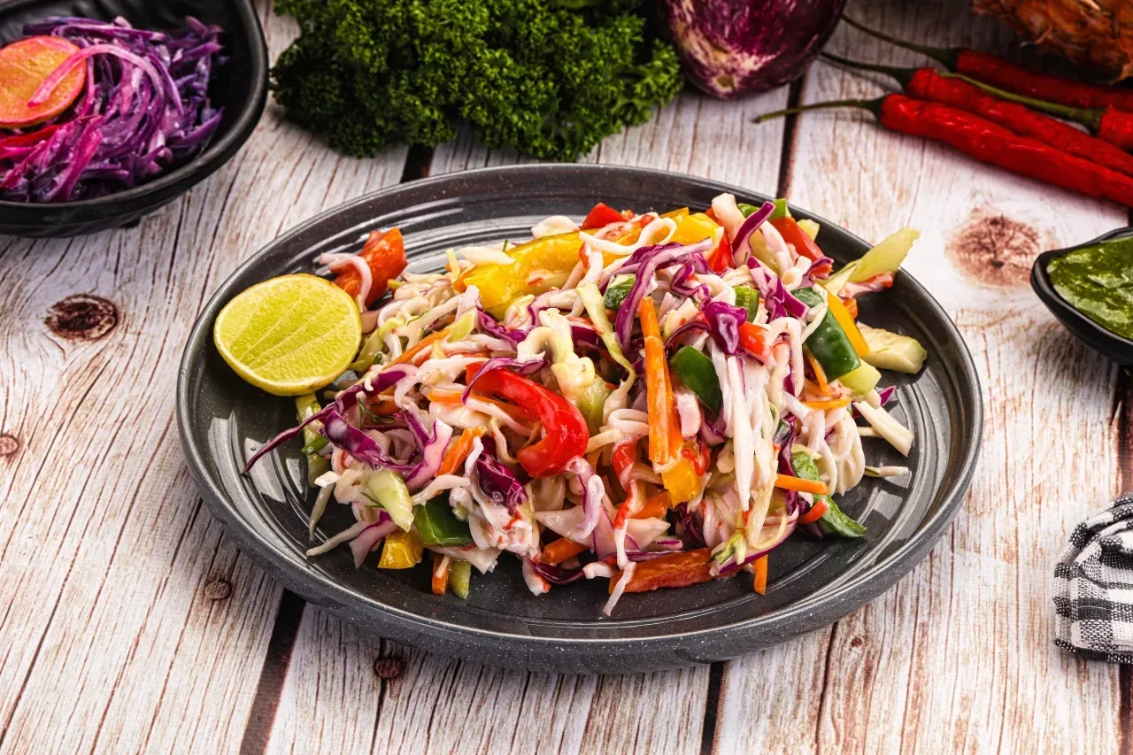 Salada de repolho colorida com repolho verde e roxo, cenoura, pimentões e molho cremoso