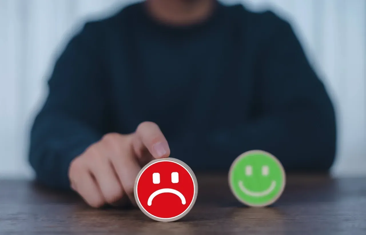 cliente insatisfeito marcando emoji triste de insatisfação