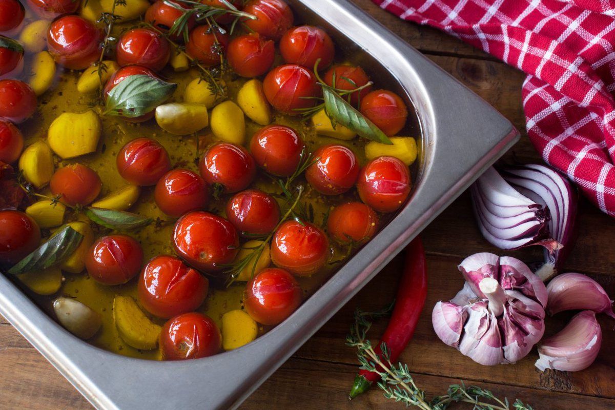 tomates confit em bandeja inox