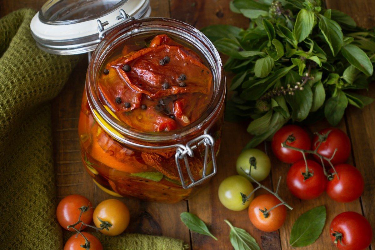 tomates seco em conserva e tomates frescos