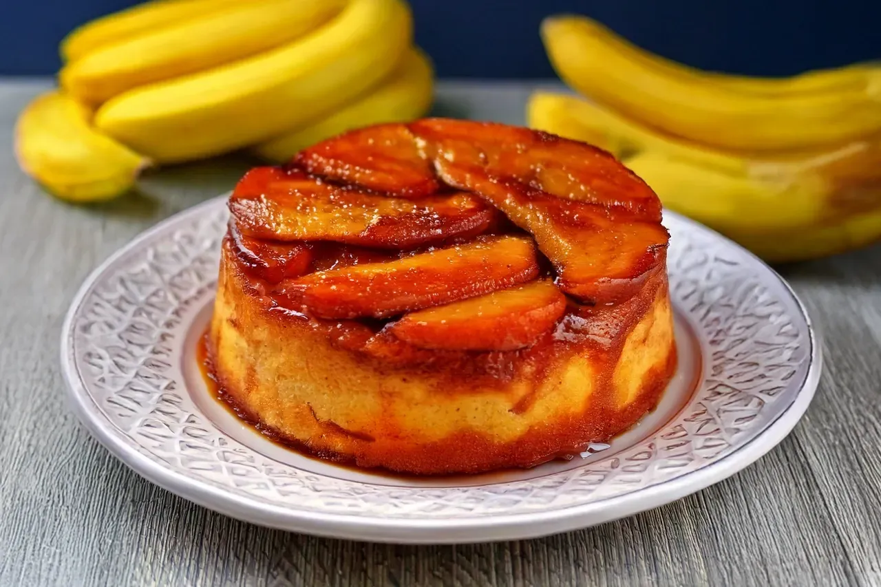 torta de banana caramelizada com bananas ao fundo sobre prato branco