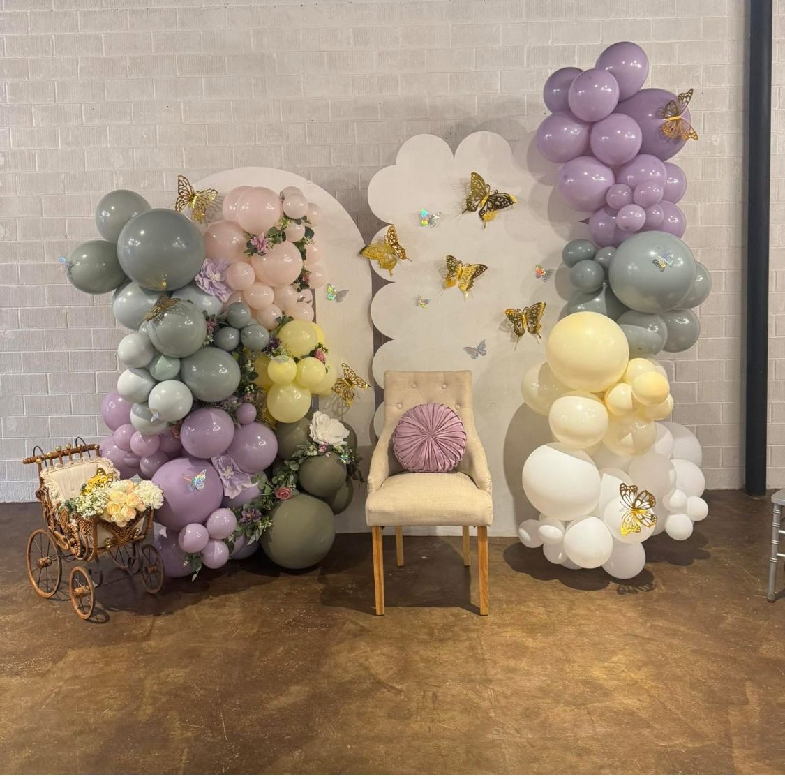 A room decorated with balloons and a large letter c.