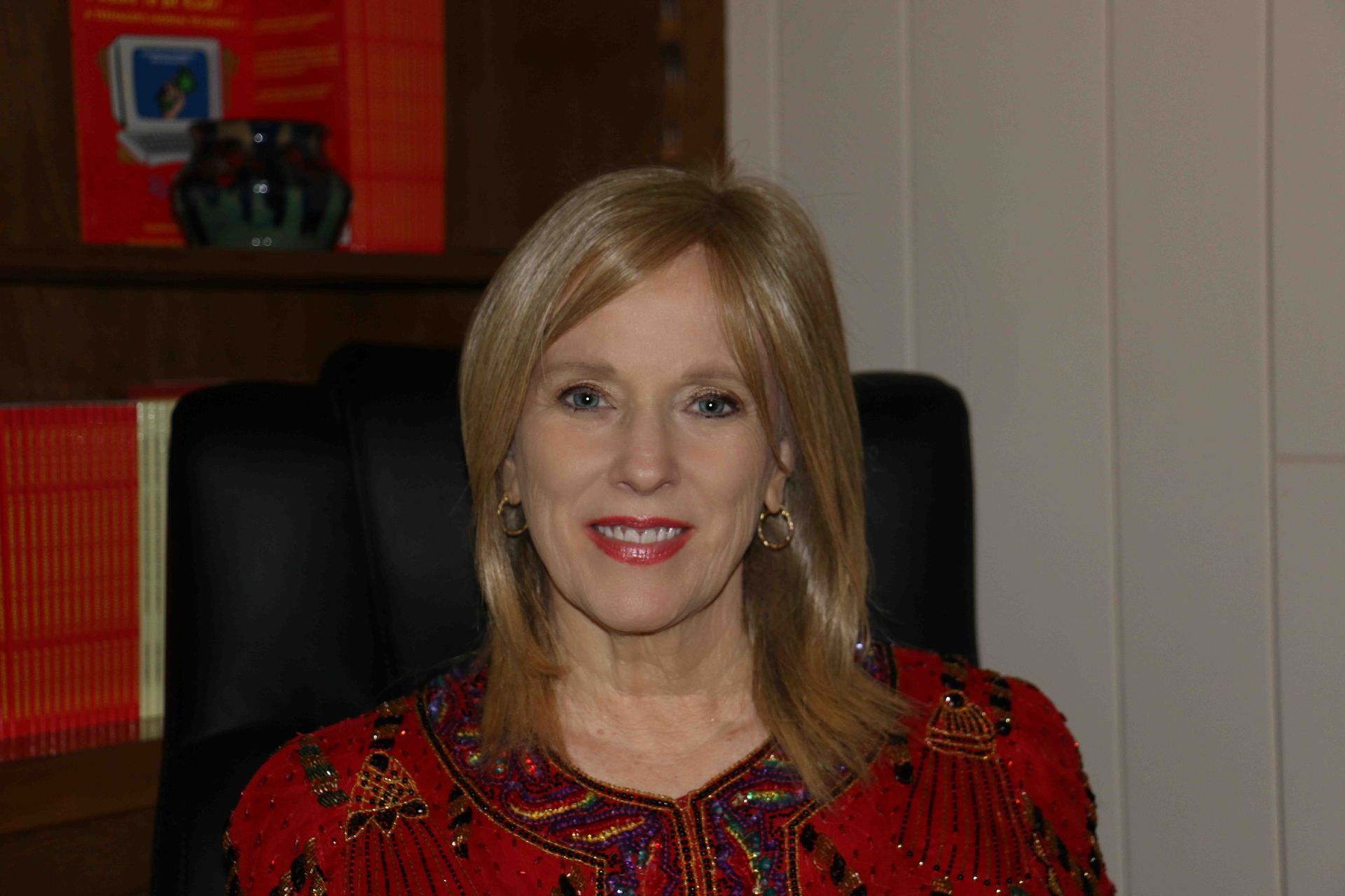 A black and white silhouette of a city skyline in a circle.