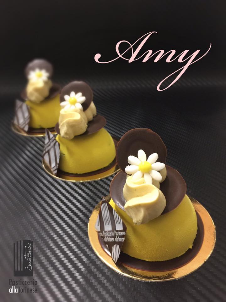 dolci artigianali con decorazione a forma di margherita