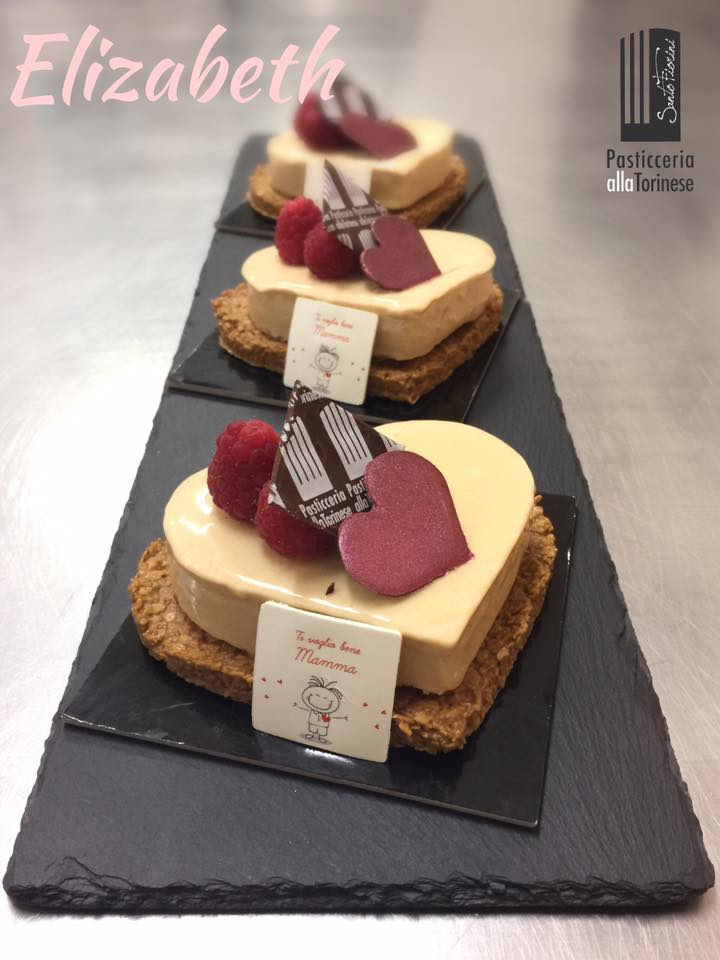 dolcetti a forma di cuore con decorazioni