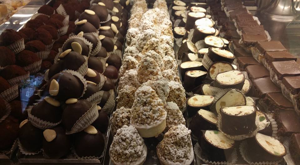 pasticcini artigianali con cioccolato e frutta secca