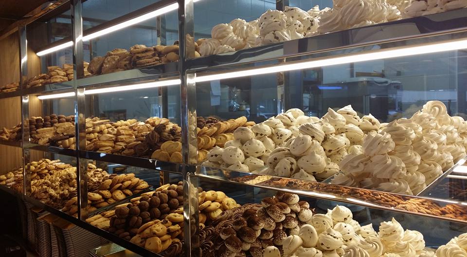 vetrina a più piani con pasticcini artigianali