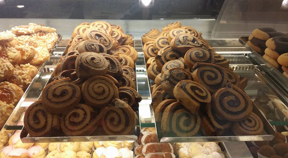 dolci con pasta frolla arrotolata e cioccolato