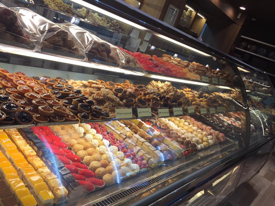 vetrina di una pasticceria