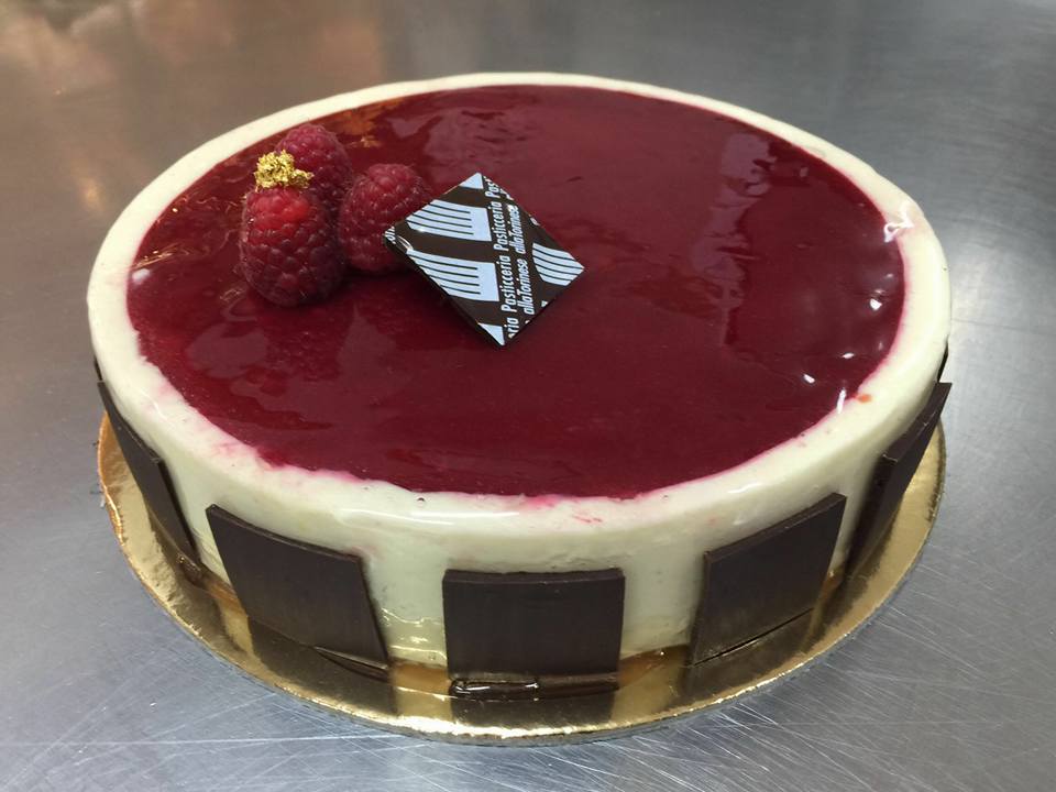 torta con glassa al lampone