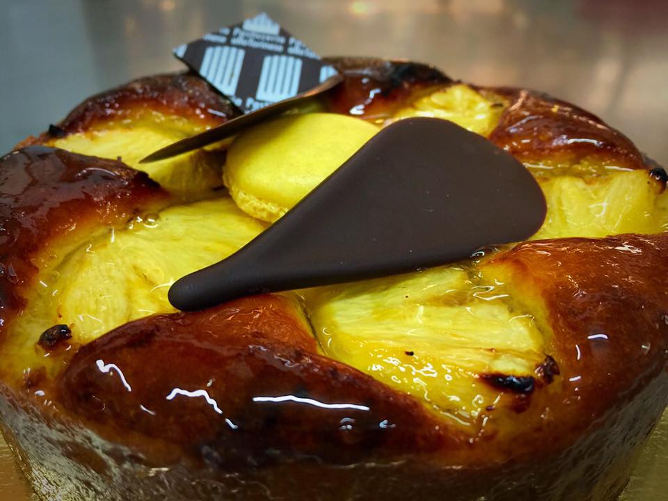 torta con macaron e ananas