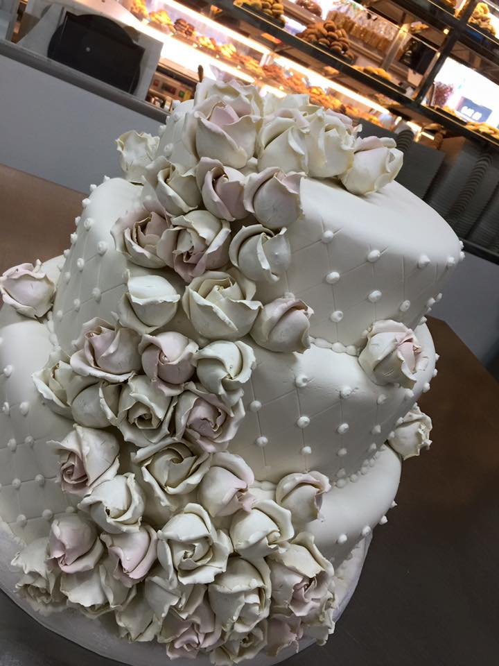 torta nuziale a tre piani con fiori decorativi