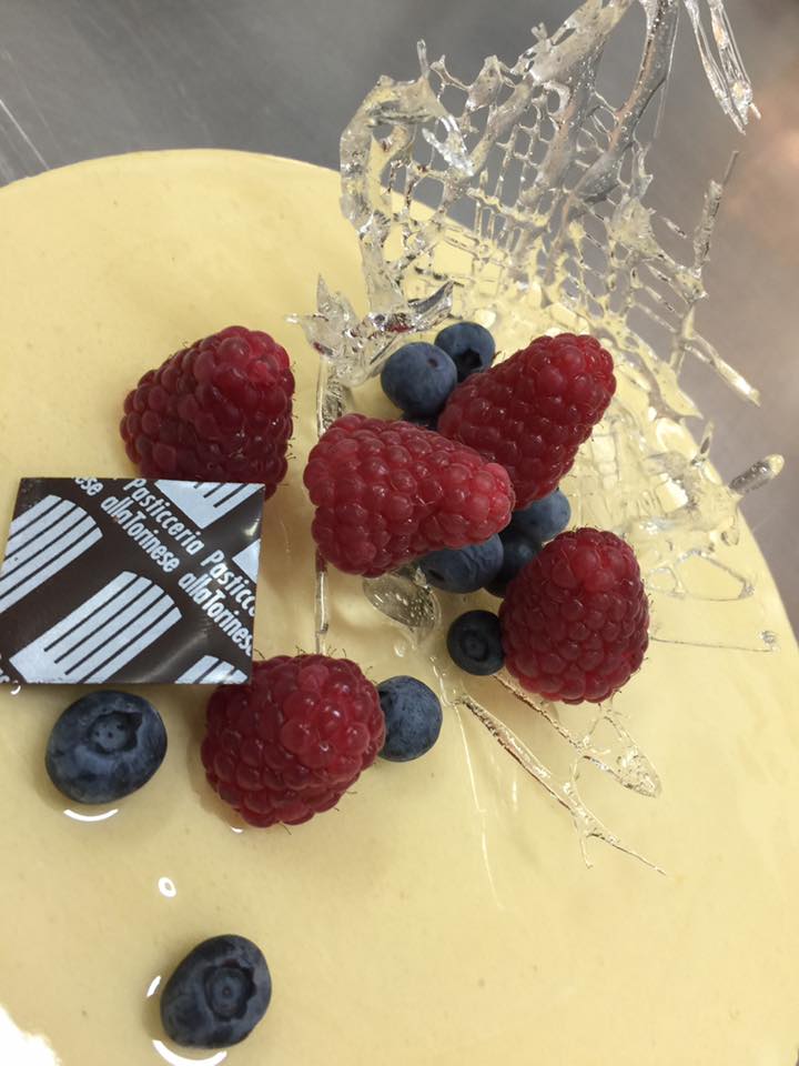 torta con frutti di bosco e decorazione di zucchero