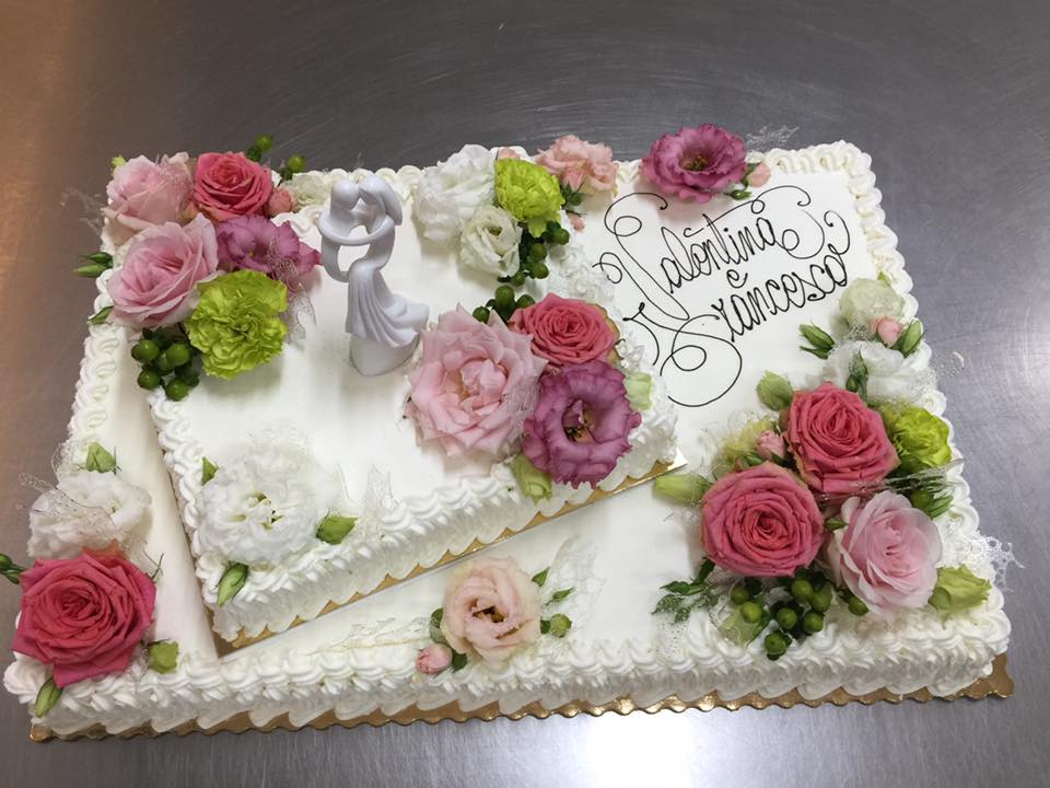 torta nuziale con panna e fiori decorativi
