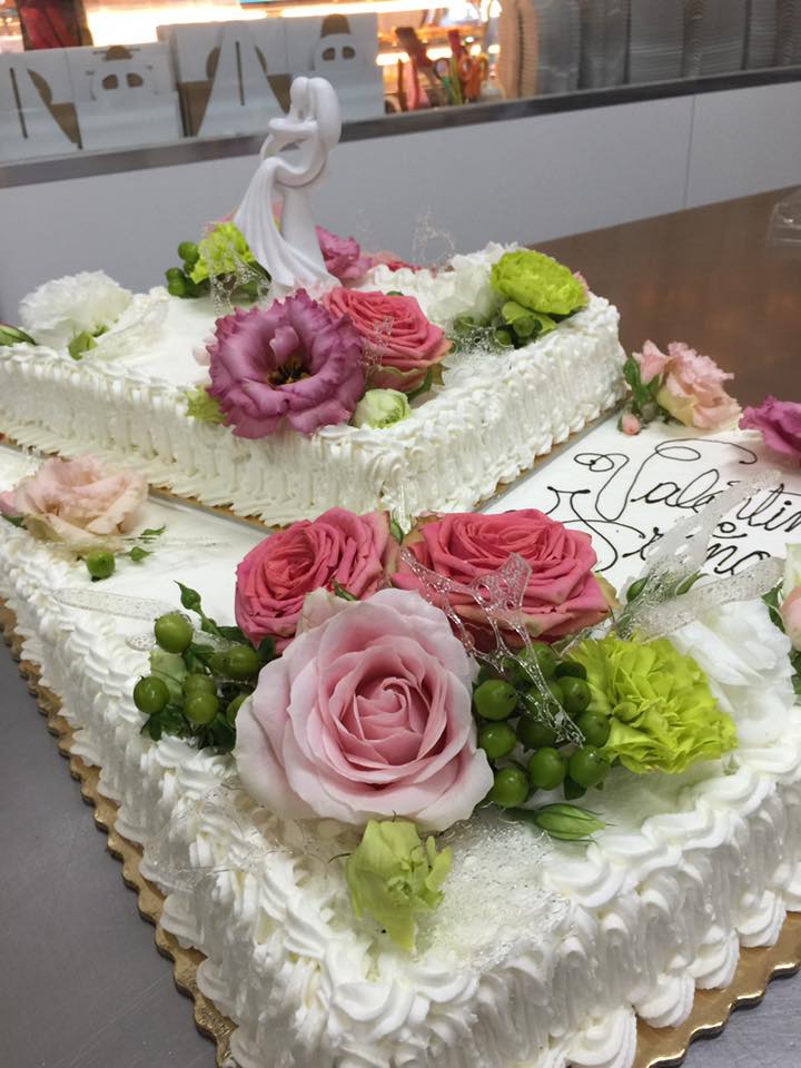 torta con fiori decorativi a due piani