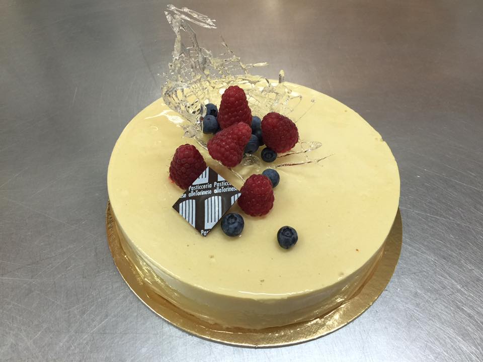 torta di pasticceria con frutti di bosco