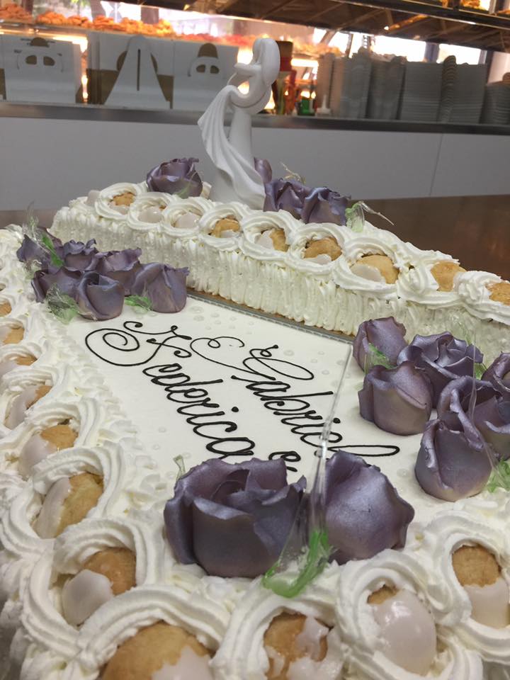 torta nuziale con fiorellini viola decorativi