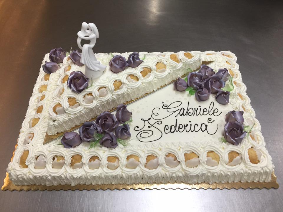 torta nuziale con fiorellini viola e bignè