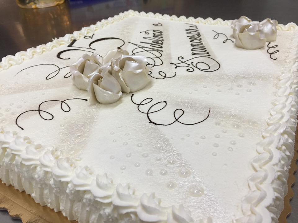 torta per un anniversario con fiorellini decorativi