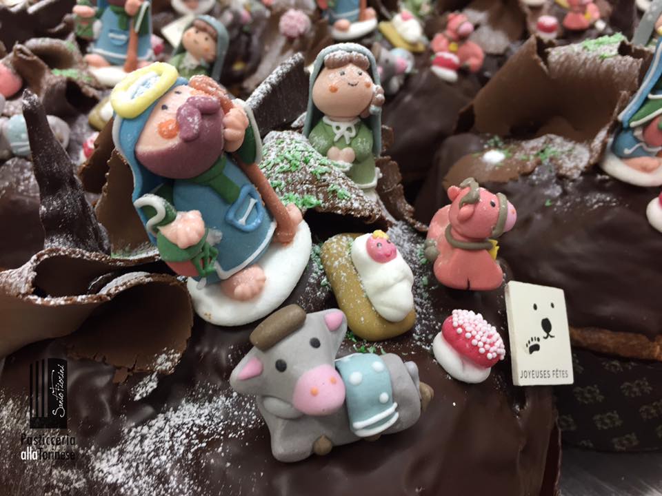 panettoni con decorazioni a tema natalizio