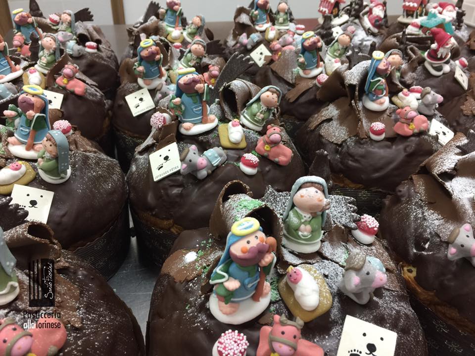 panettoni con decorazioni natalizie