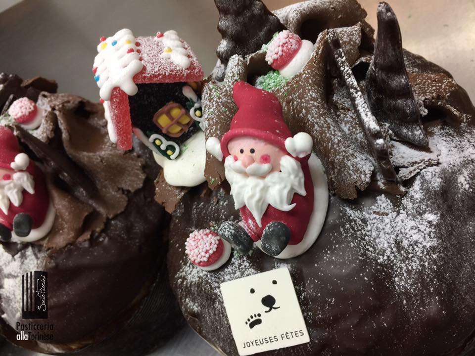 panettoni al cioccolato con decorazioni natalizie