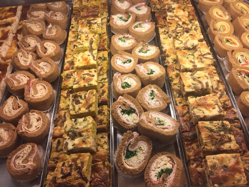 prodotti di pasticceria salata per rinfreschi