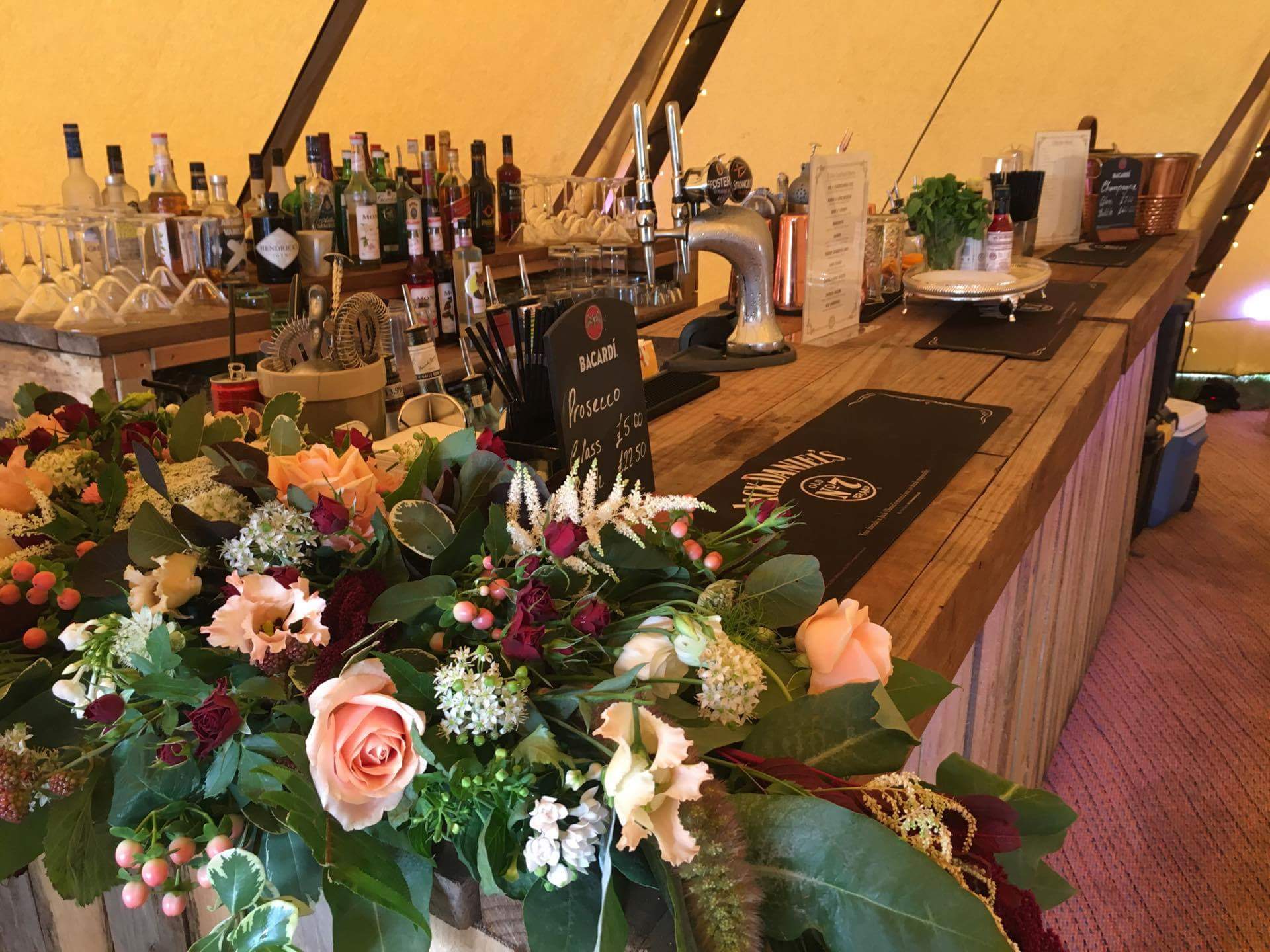 Cocktail bar hire, bartenders, drinks receptions, table wine