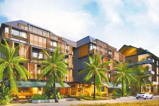 飯店外牆為木質結構，門前​​種有棕櫚樹，停著一輛汽車。藍天白雲，陽光明媚。