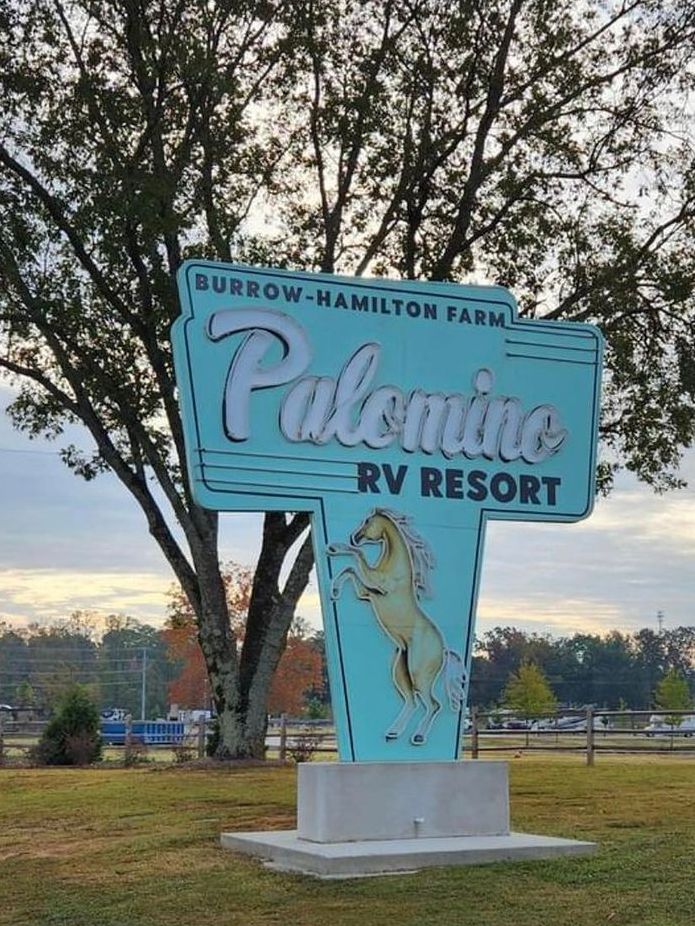 A palomino rv resort sign with a horse on it