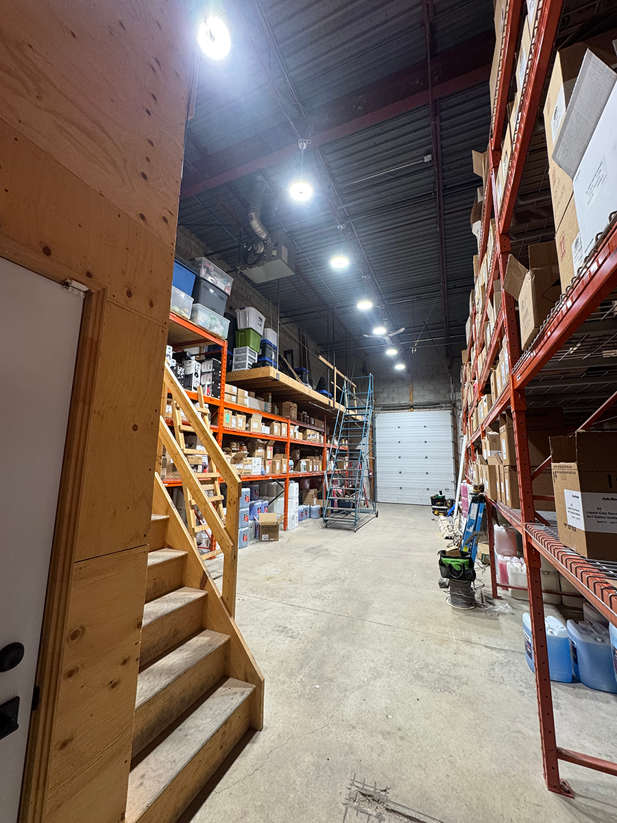 A large warehouse filled with lots of shelves and boxes.