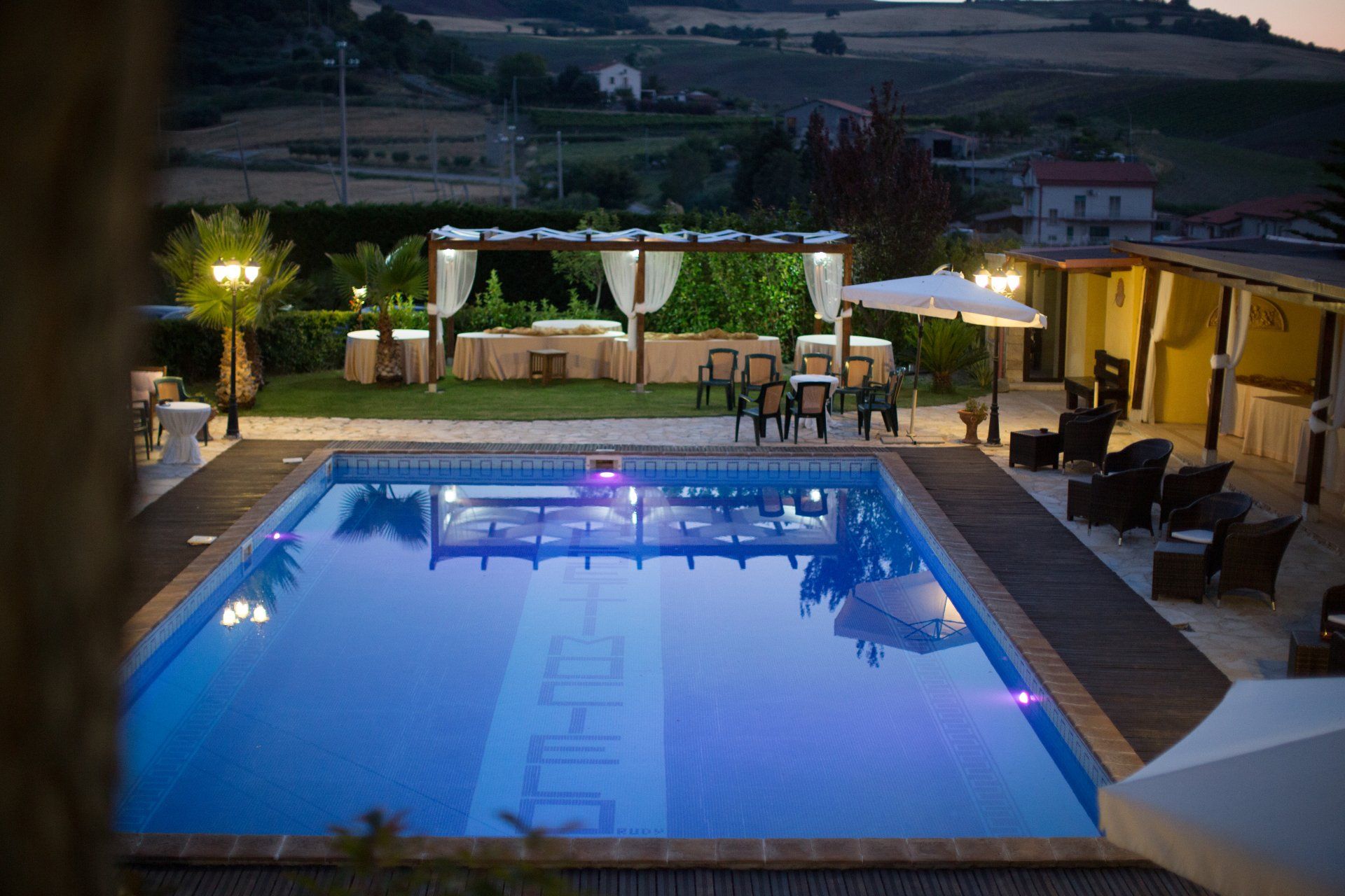 Delle ragazze in una piscina