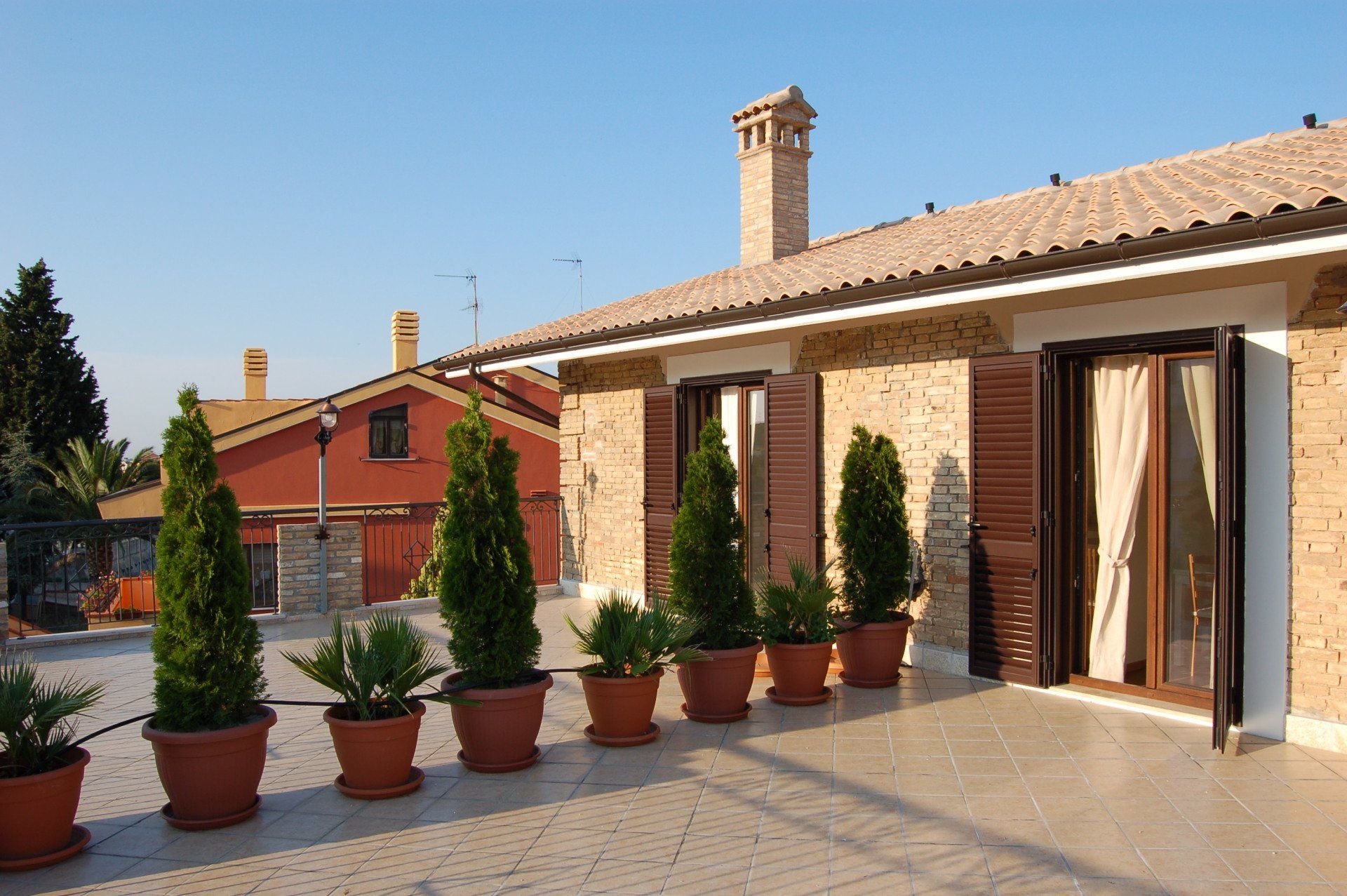 Delle ragazze in una piscina