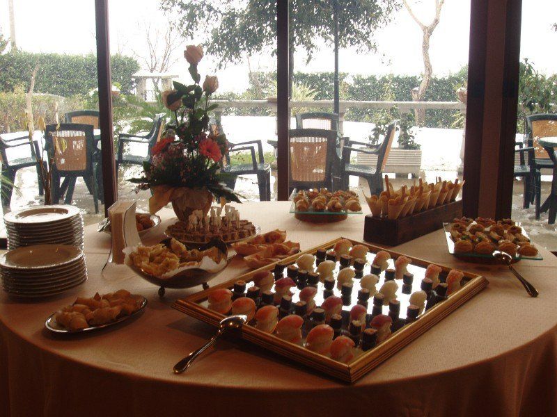 Buffet con assaggi di finger food