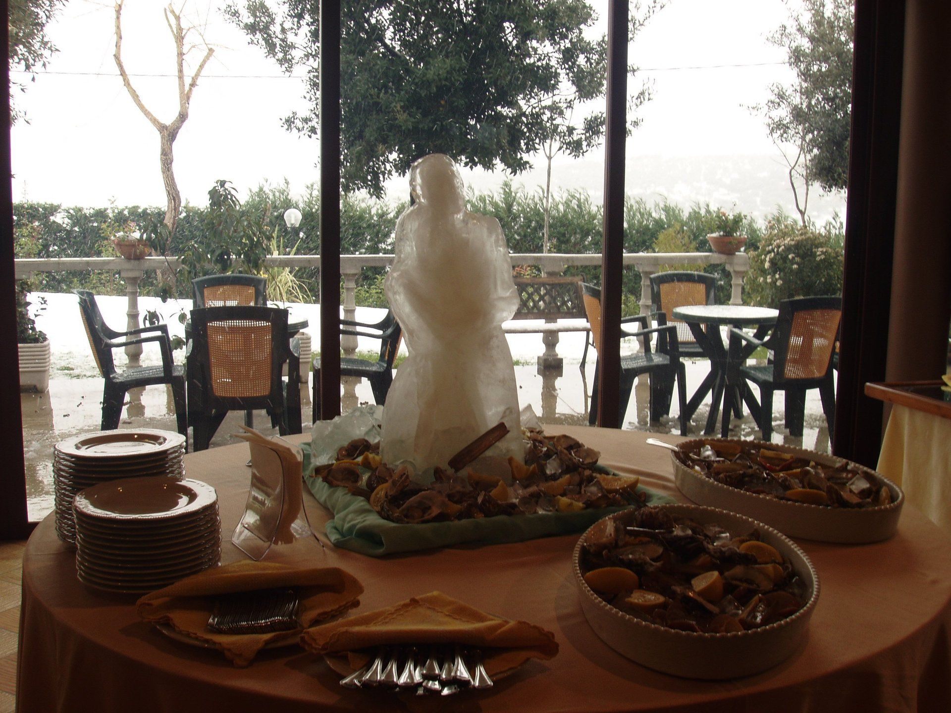 Sala di un ristorante con vista sul giardino