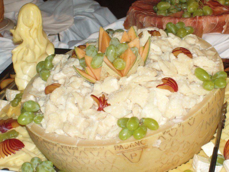 Forma di Grana padano ripieno di formaggio tagliato