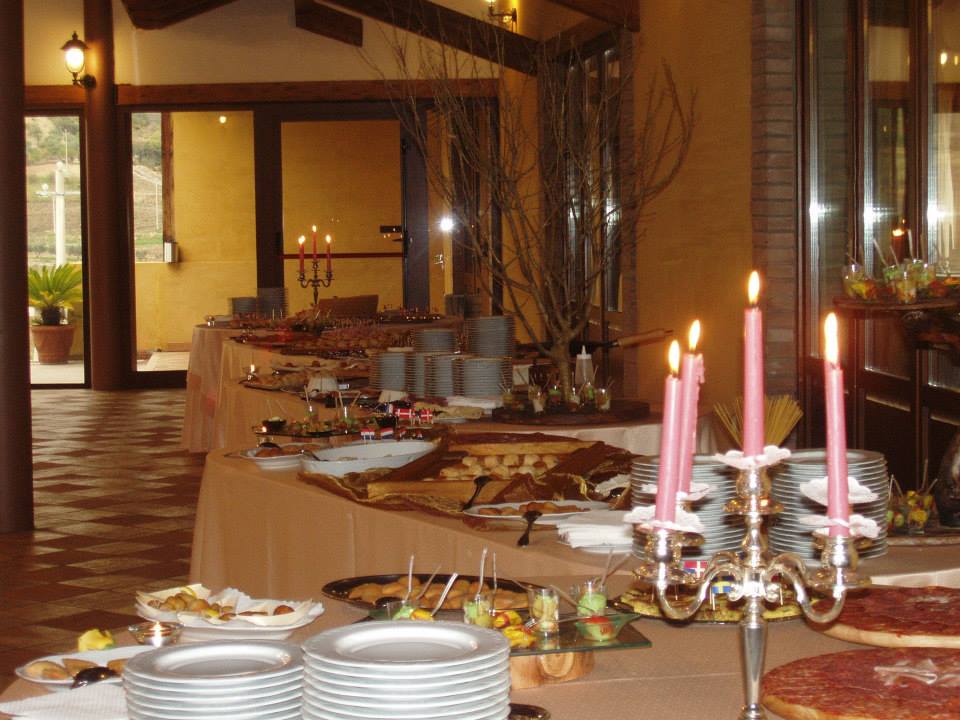 Locale di un ristorante allestito per la cena di un matrimonio